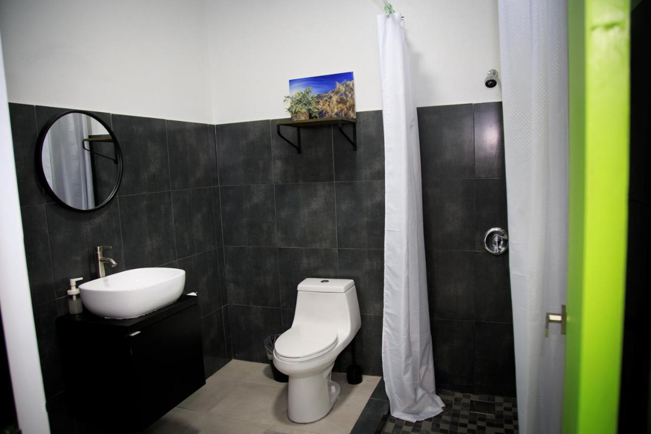 Nomada Beach Hostel- Isla Verde سان خوان المظهر الخارجي الصورة